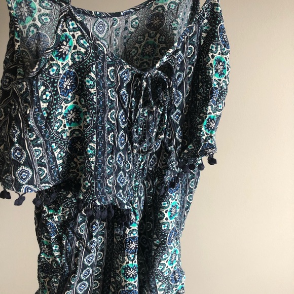 Cute back tie patterned romper size medium - Picture 2 of 2